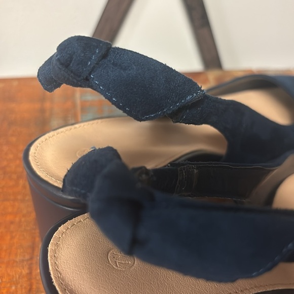 Elegant Blue Suede Women's Dress Shoes - Picture 8 of 9
